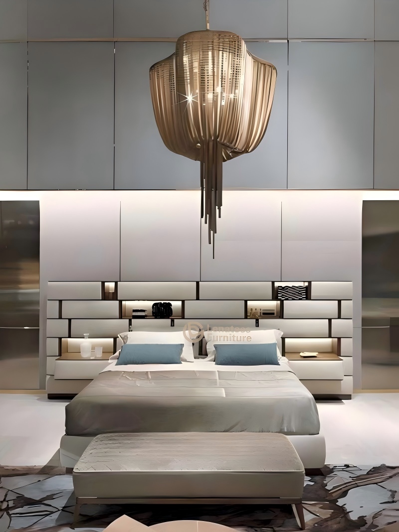 Luksus kohtaa käsityön – uusi sänkymme tyylikkäillä metallikoristeilla. ✨